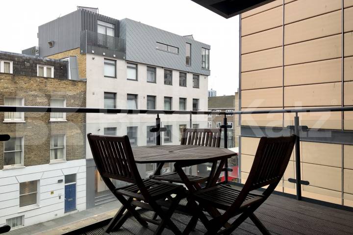 Boasting 1022 Sq. Ft. of living & entertaining space & charming balcony Southwark Bridge Road, Borough